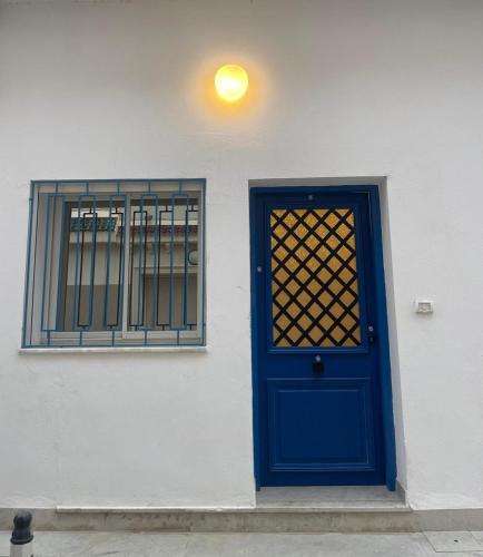 La perle de la marsa في المرسى: باب ازرق ونافذة على مبنى ابيض