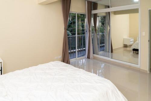 una camera da letto con un letto bianco e un grande specchio di La Isla Royal - Materia Oscura a Miches