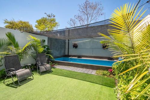 Бассейн в Private Pool & Jacuzzi Family House, Teques или поблизости