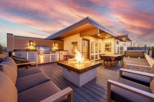 Χώρος καθιστικού στο Luxury Oasis Heated Pool Rooftop Spa Fire Pits