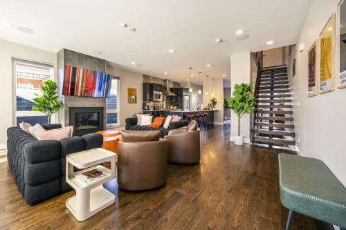 Χώρος καθιστικού στο Luxury Oasis Heated Pool Rooftop Spa Fire Pits