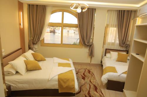 Кровать или кровати в номере Crystala 2 guest house