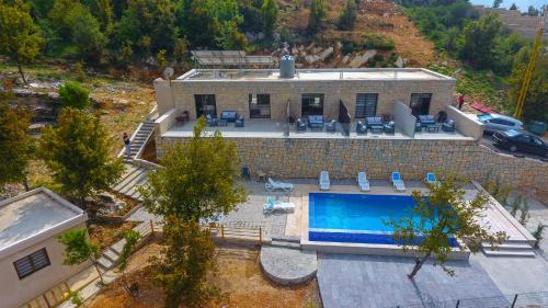 Piscina a La MAISON DU VAL o a prop