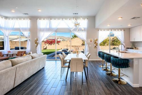 Et opholdsområde på Marbella Lane - Desert Dream PoolSpa & Games