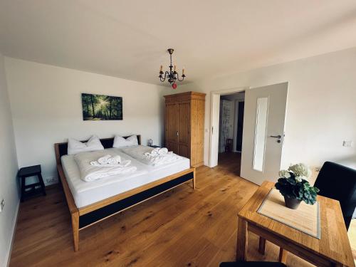 Giường trong phòng chung tại Apartment Sonnenschwan - Neurenoviert, zentrumsnah und ruhig