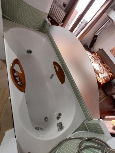 Casa nonna Gina في سان فرانشيسكو أل كامبو: حوض استحمام أبيض يجلس في غرفة مع