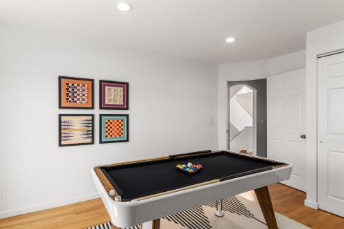 Бильярд в Marbella Lane - Vibrant 5BR Home in Daly City
