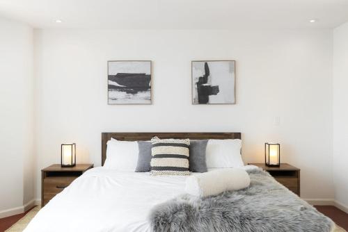 Кровать или кровати в номере Marbella Lane - Vibrant 5BR Home in Daly City