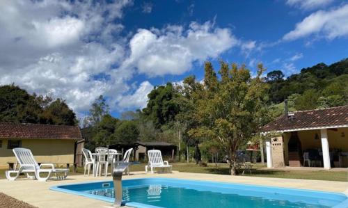 Swimmingpoolen hos eller tæt på Linda chacara com piscina , conforto e meio a natureza