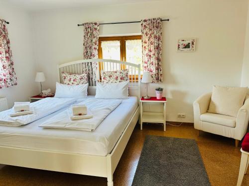 Ένα ή περισσότερα κρεβάτια σε δωμάτιο στο Ferienwohnung Magdalena - ruhig, zentral, schöne Sonnenterrasse