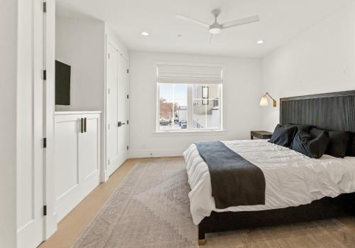 En eller flere senge i et værelse på Luxury Living in downtown Grand Haven - Rooftop Deck