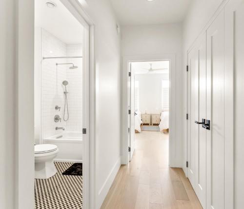 Et badeværelse på Luxury Living in downtown Grand Haven - Rooftop Deck