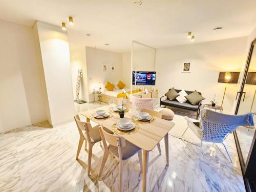 Cosy Terrace Studio close to city center-Limp11 في لوكسمبورغ: غرفة معيشة مع طاولة وكراسي وأريكة