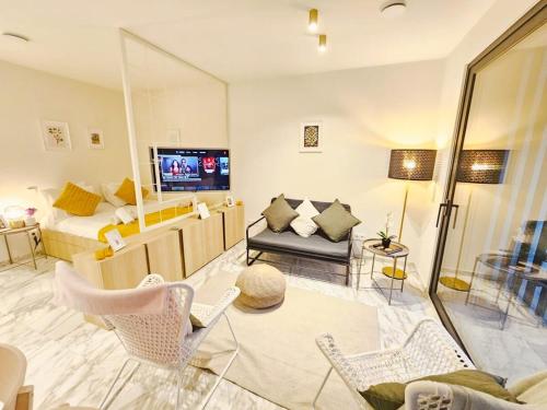 Cosy Terrace Studio close to city center-Limp11 في لوكسمبورغ: غرفة بسرير واريكة وكراسي