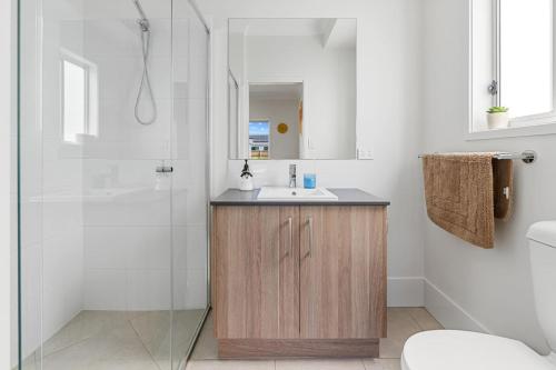 a bathroom with a sink and a shower at Comfy Home in Deebing Heights in Loamside