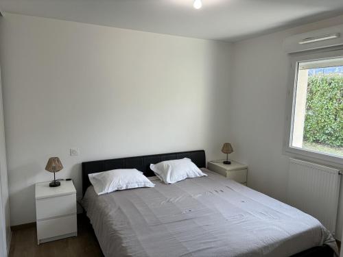 En eller flere senge i et værelse på Le Nest - 2 Parking - Terrasse - Wifi - 2 Chambres