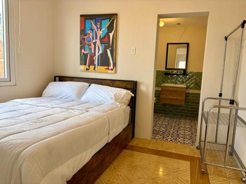 Кровать или кровати в номере Mereri downtown apartments, apartment 13C