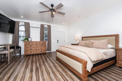 Ένα ή περισσότερα κρεβάτια σε δωμάτιο στο Kinslee Suite at The Four Daughters Inn