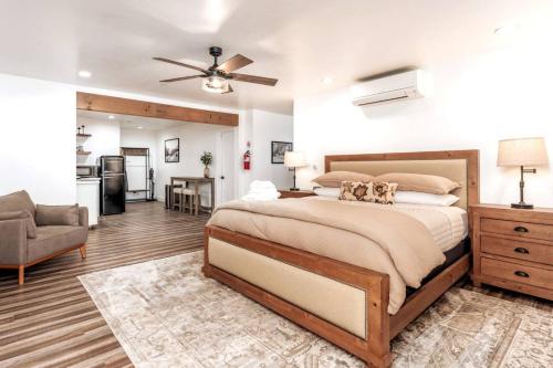 Postel nebo postele na pokoji v ubytování Emma Suite at The Four Daughters Inn