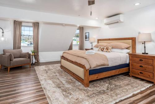 Postel nebo postele na pokoji v ubytování Peytons Luxury Suite at The Four Daughters Inn