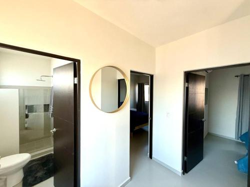 Koupelna v ubytování Cozy Modern Retreat with Pool