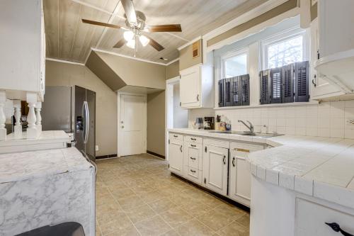 Kuchyň nebo kuchyňský kout v ubytování Near University Ave! Pet-Friendly 3BR with Foosball!