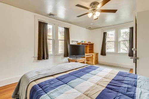 Postel nebo postele na pokoji v ubytování Near University Ave! Pet-Friendly 3BR with Foosball!