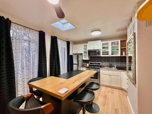 Kuchyň nebo kuchyňský kout v ubytování Downtown Midcentury Studio plus 3 mins to Farmers Mkt