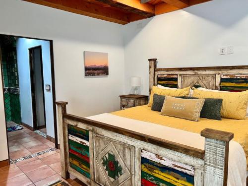 Postel nebo postele na pokoji v ubytování 2 king bds 2.5 bathrooms in the heart of Downtown