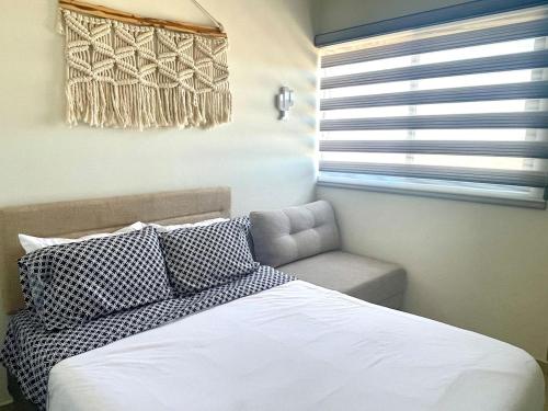 Los BledalesWater House的一间带床、窗户和沙发的卧室