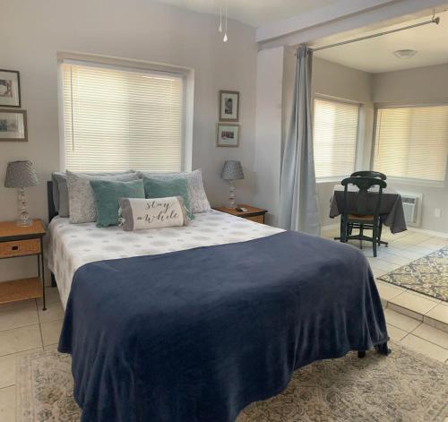 Postel nebo postele na pokoji v ubytování Studio with queen bed, pets ok, 3 min to Farmers mkt