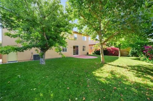 En have udenfor Marbella Lane Lit & Laid Back Eastvale Home