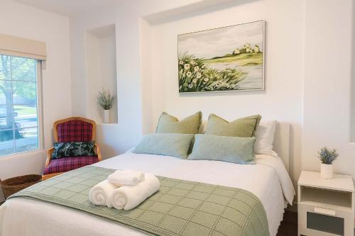 En eller flere senge i et værelse på Marbella Lane Lit & Laid Back Eastvale Home