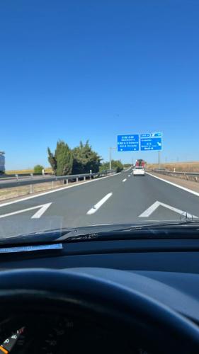 una vista desde el salpicadero de un coche en una carretera en Maison portugal, en Caria