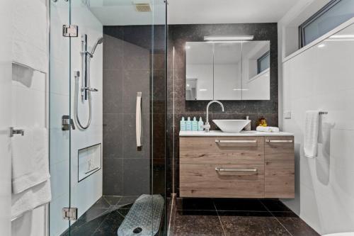 Ένα μπάνιο στο Stunning Beachfront Home - 15 minutes to Clevedon