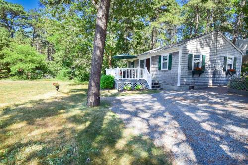 een wit huis met een boom in de tuin bij Private Association Pool Great Location in Wellfleet