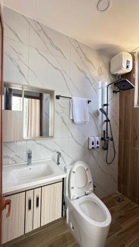 Ένα μπάνιο στο Rejao Residences