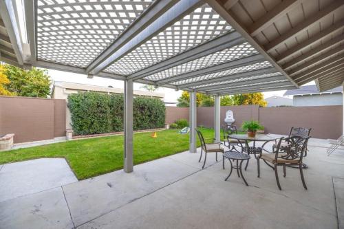 Zahrada ubytování Marbella Lane - Charming 4BR Bungalo for Relaxing Retreat