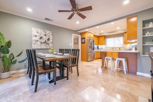 Kuchyň nebo kuchyňský kout v ubytování Marbella Lane - Charming 4BR Bungalo for Relaxing Retreat