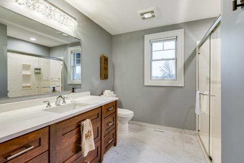 Phòng tắm tại Great for Groups Home 3 Mi to Dtwn Springfield!