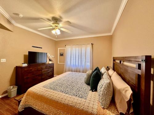 Giường trong phòng chung tại 3.2 Near Field of Dreams