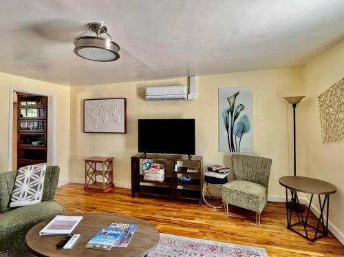 Et tv og/eller underholdning på 1 king bd with big fenced back yard pets welcome