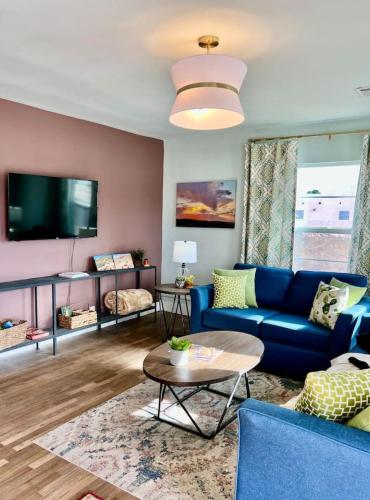 TV a/nebo společenská místnost v ubytování 2 bed with Washer and Dryer, pets ok, 5 min to Farmers Market