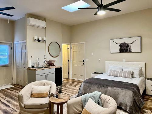 een slaapkamer met een bed met een koeienfoto aan de muur bij Spacious studio near Mesilla in Mesilla