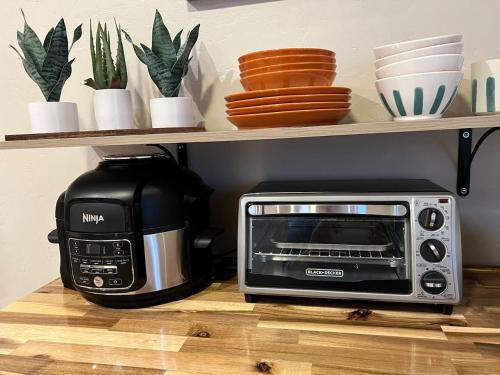 een magnetron en een broodrooster op een plank bij Spacious studio near Mesilla in Mesilla