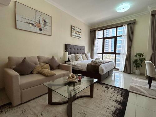 Modern Studio - Lincoln Park West - Dubai, Arjan