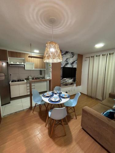 Un comedor y una cocina con mesa y sillas. en Apt Vista Mar Completo próx Praias da litoranea, en São Luís