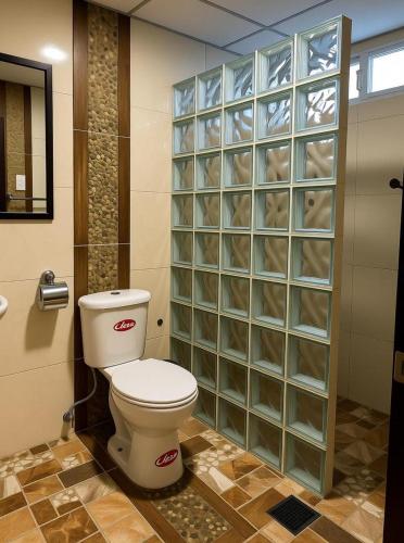 グアヤキルにあるThe Royalty Liteのガラス張りの壁、トイレ付きのバスルーム