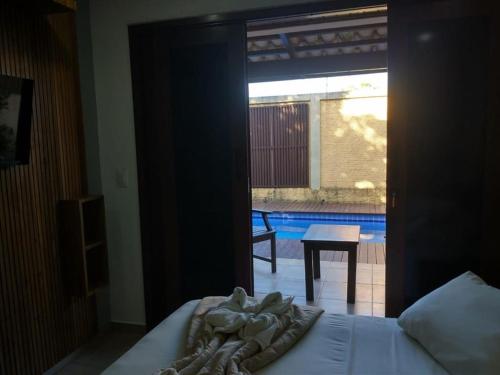 um quarto com uma porta que abre para um pátio em Suíte Beleza do amor V11 A em Pipa