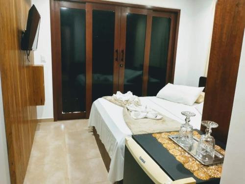 um quarto de hotel com uma cama e uma cómoda com em Suíte Beleza do amor V11 A em Pipa